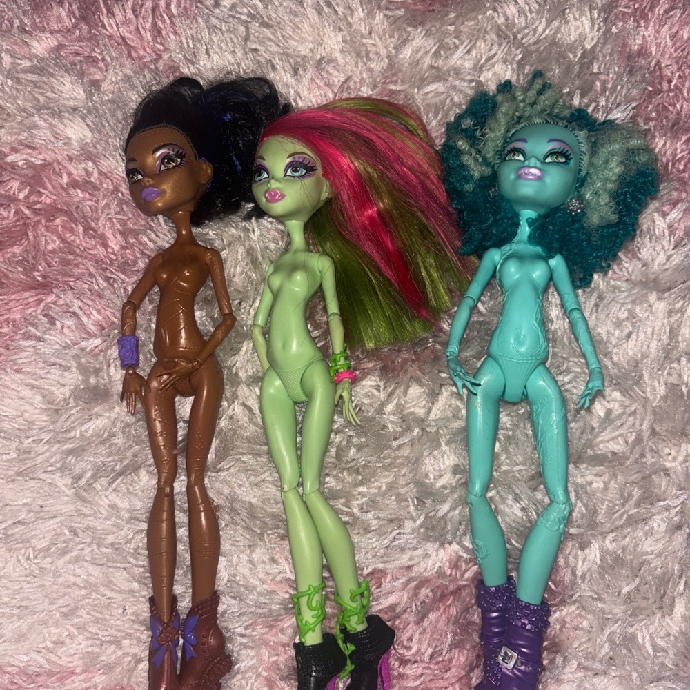 MONSTER HIGH Robecca Steam doll, Festival Venus McFlytrap doll, honey swamp doll